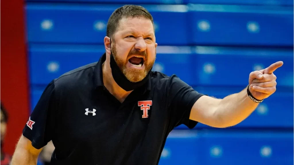 Texas sack coach Chris Beard after arrest 15