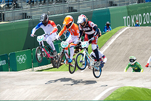 Felicia Stancil, Laura Smulders, and Axelle Etienne battle it out for front position. Photo: Casey Gibson