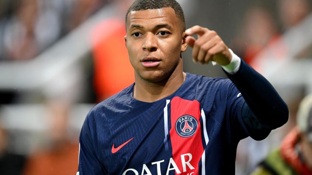 PSG makes another offer to Mbappe to stay 7