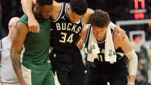 Giannis scare Bucks with an injury against Celtics 7