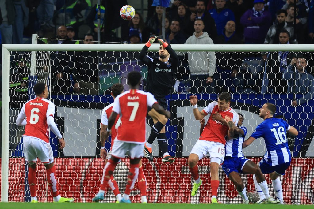 Last-gasp goal gives Porto 1-0 advantage versus Arsenal 16