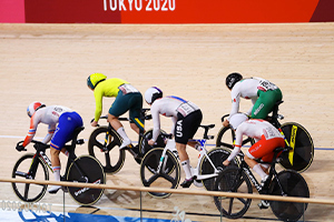 Godby mid-pack after the moto came off during the Women's Keirin Round 1. Photo: Getty Images