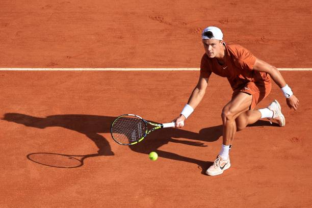 Holger Rune wins 2:0 sets against Dominic Thiem in Monte Carlo