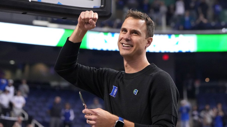 Scheyer inks 6-year extension with Duke 7