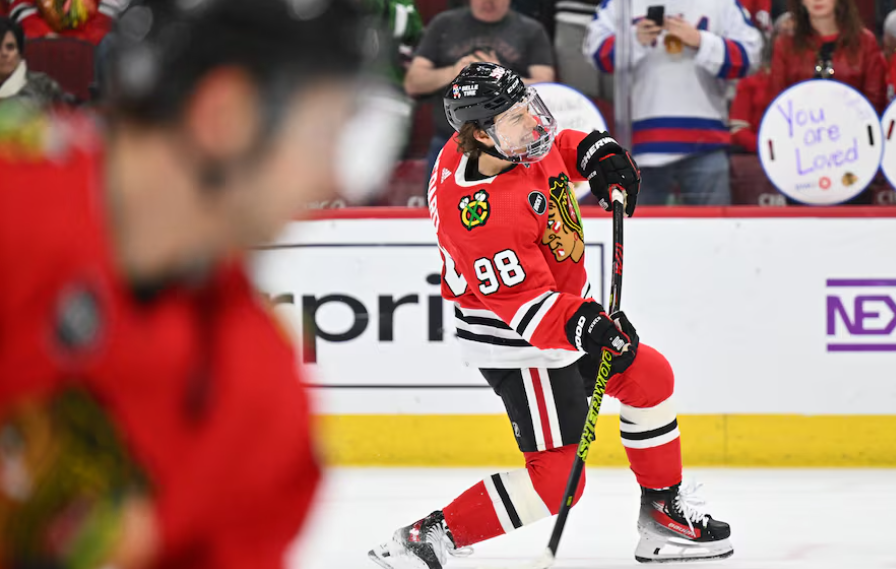 Los Angeles dominate Chicago Blackhawks 5-0 8